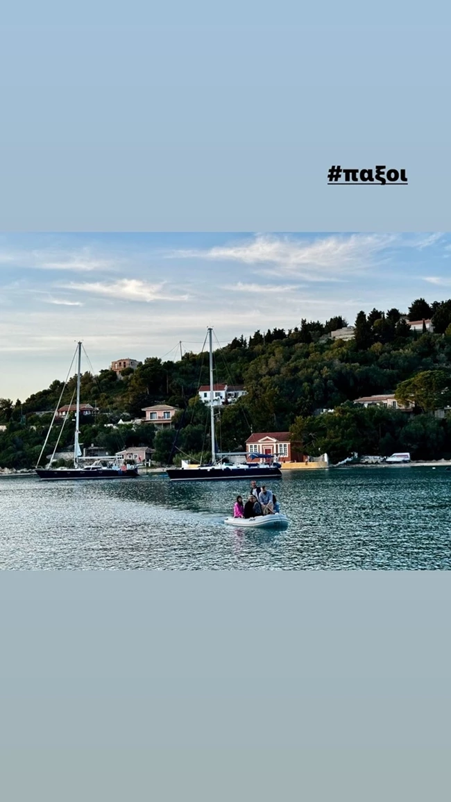 Η Μαρία Μπακοδήμου στους Παξούς | Ποζάρει με ολόσωμο ασπρόμαυρο μαγιό