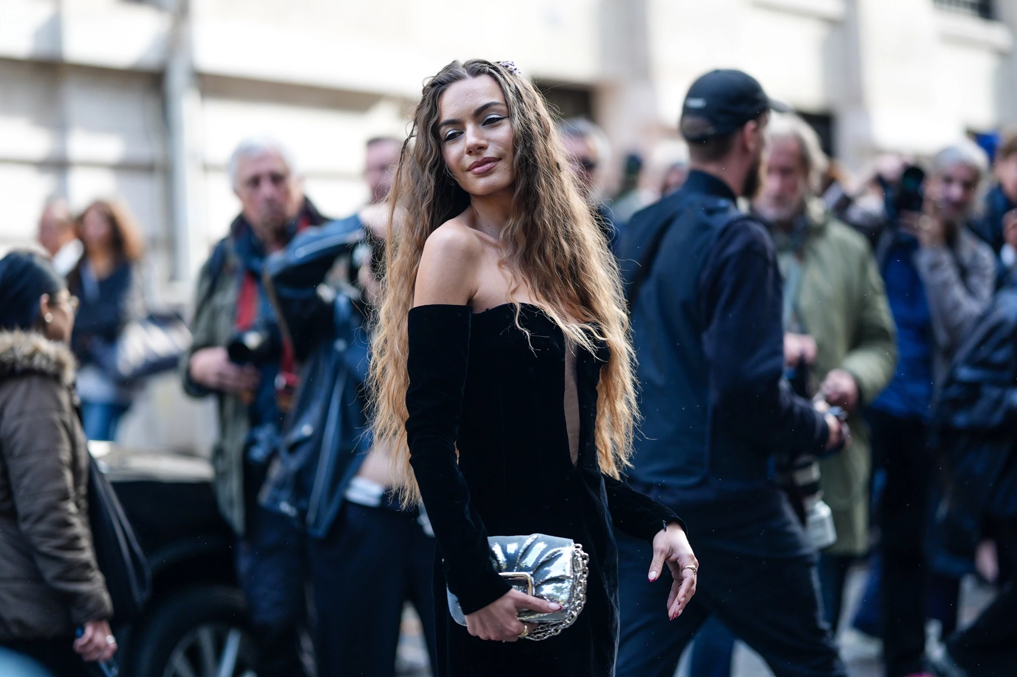 Η βελούδινη ολόσωμη φόρμα από τη Stradivarius που θα φορέσεις τα Χριστούγεννα - Είναι σε έκπτωση