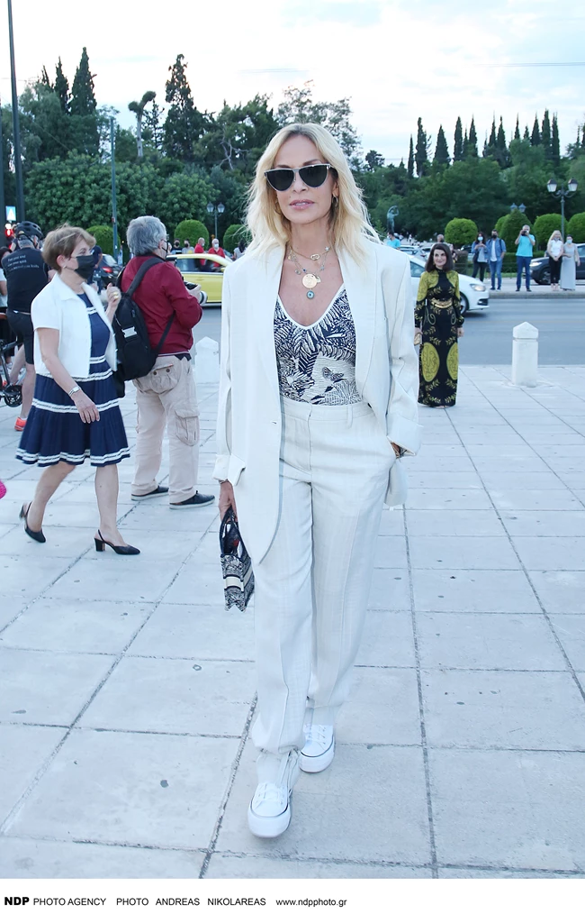 Τα φλατ παπούτσια που φόρεσε η Άννα Βίσση στο show Dior ήταν η επιτομή του coolness