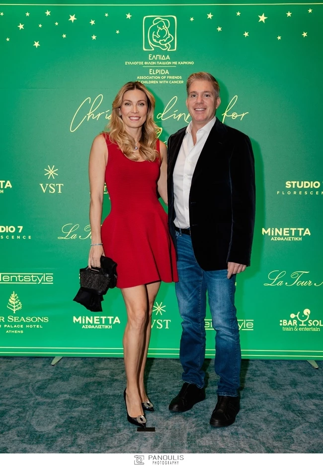 Η Μαριέττα Χρουσαλά με μίνι κόκκινο φόρεμα στο πλευρό του συζύγου της