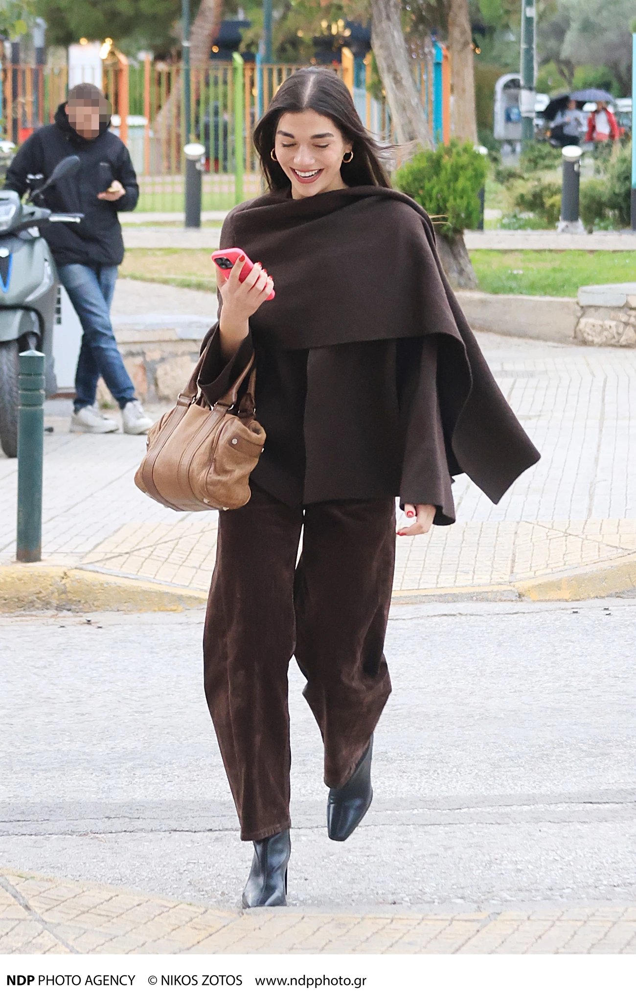 Η Μελίνα Νικολαίδη σε χαλαρή βόλτα στη Γλυφάδα