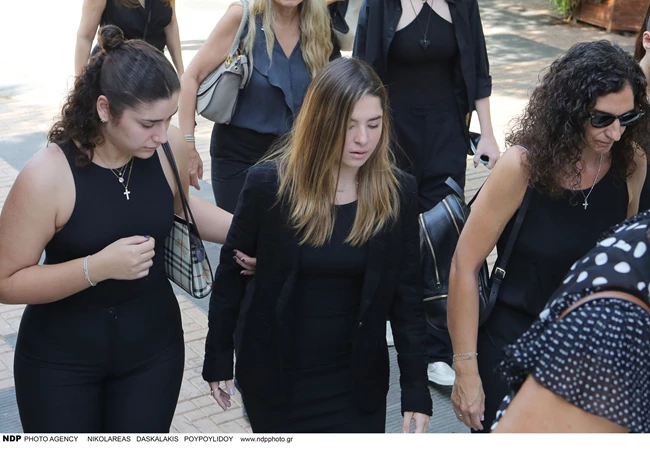 Συντετριμμένες η σύζυγος και η κόρη του Γιάννη Ιωαννίδη στο τελευταίο αντίο