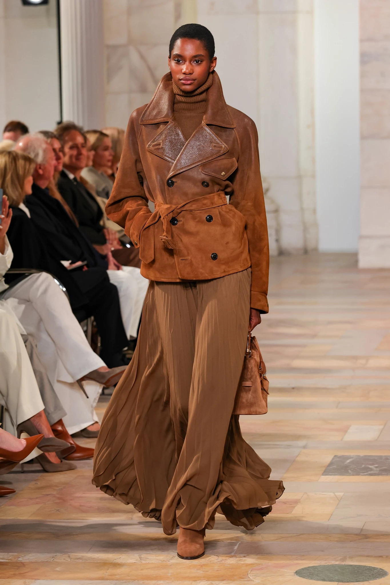 Look σε καφέ αποχρώσεις από την πασαρέλα του Ralph Lauren AW25