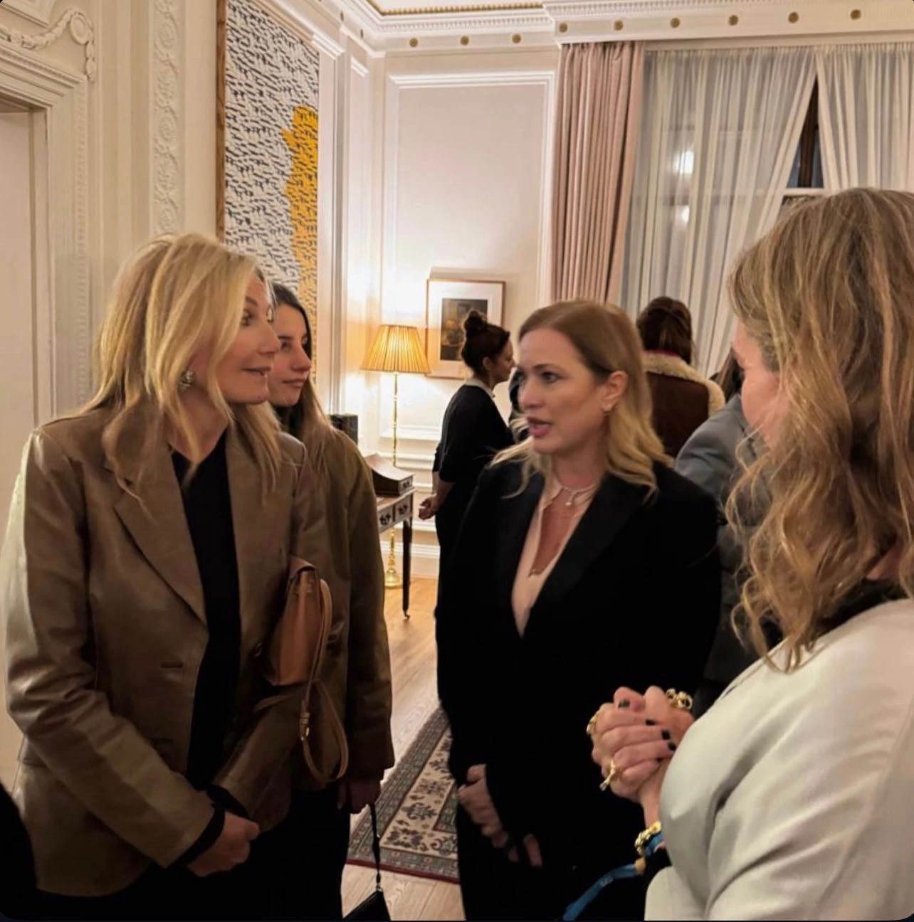 Η Μαρέβα Μητσοτάκη με καφέ δερμάτινο σακάκι σε έκθεση σύγχρονης τέχνης