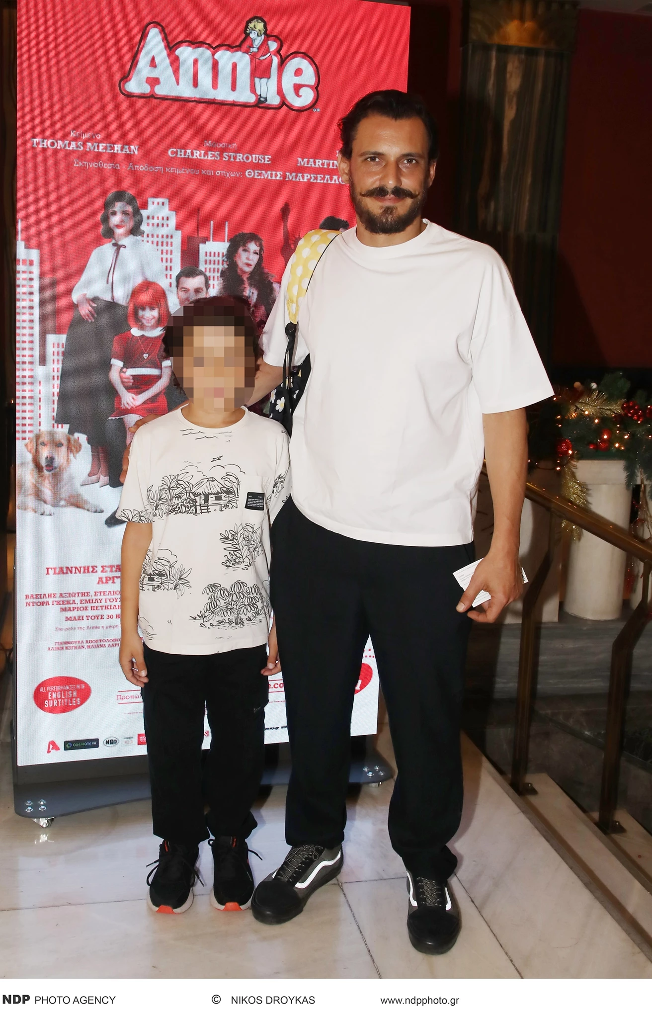 Ο Σταύρος Σβήγγος με τον γιο του στην επίσημη πρεμιέρα του Anniie