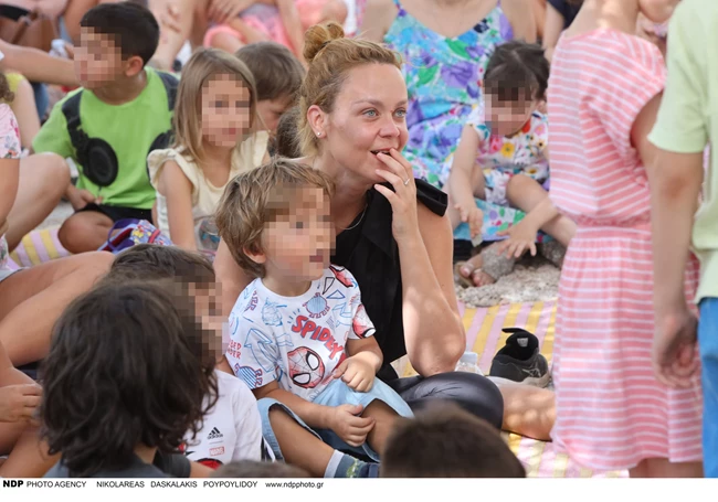 Η Λένα Παπαληγούρα σε μία σπάνια εμφάνιση με τους γιους της, Αναστάση και Αντώνη