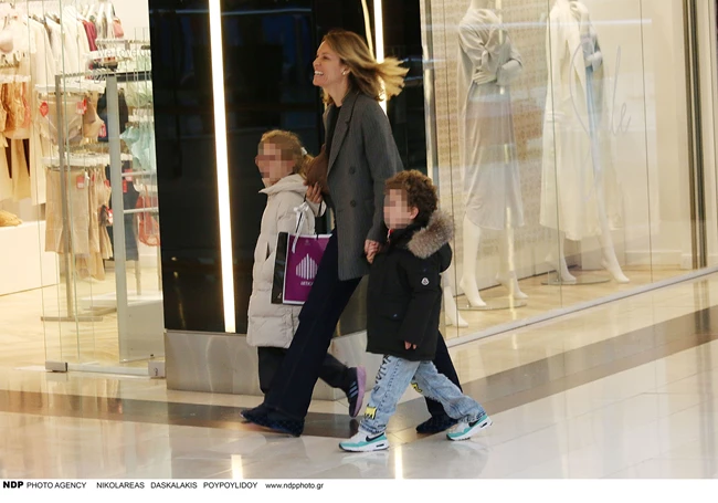 Μαμά εν δράσει | Η Βίκυ Καγιά για ψώνια με τα πανέμορφα παιδιά της