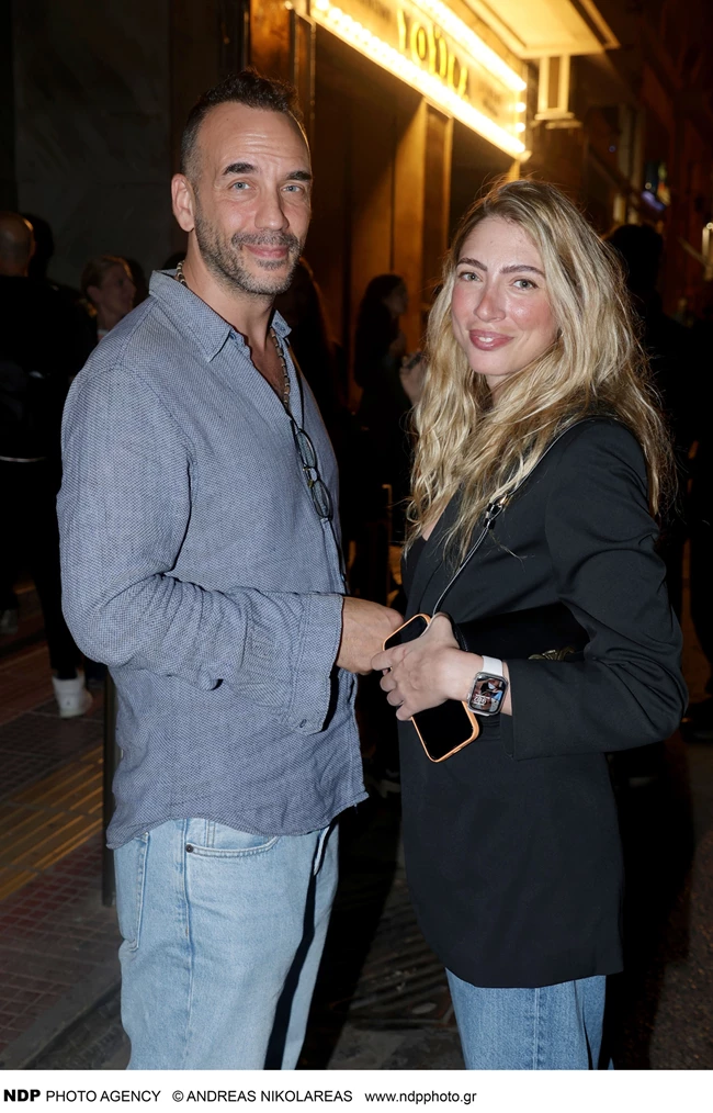 Ο Πάνος Μουζουράκης και η Μαριλού Κόζαρη σε βραδινή έξοδο στο κέντρο της Αθήνας, πιο ευτυχισμένοι από ποτέ