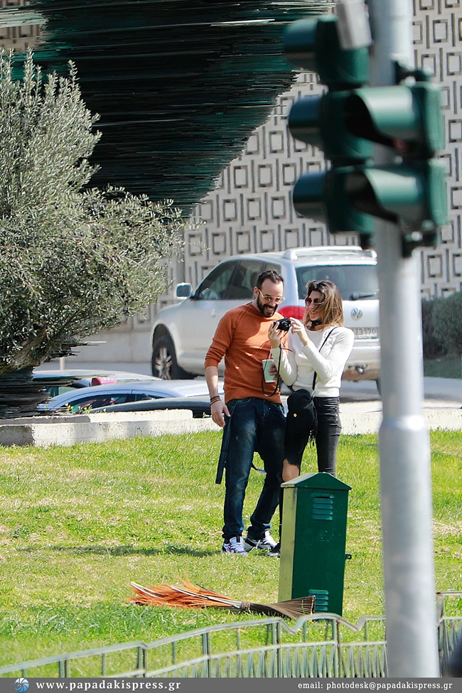 Πάνος Μουζουράκης - Τζίνα Βαρελά | Βόλτα στο κέντρο της πόλης για το ερωτευμένο ζευγάρι