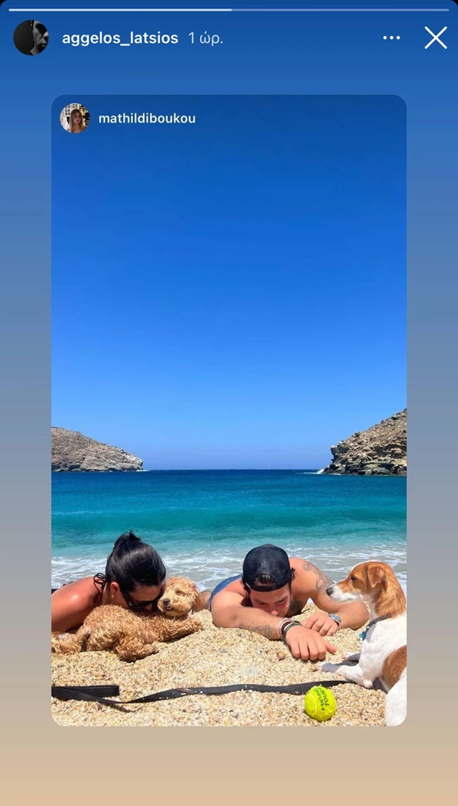 Ο Άγγελος Λάτσιος απολαμβάνει στιγμές χαλάρωσης στην παραλία μαζί με την καλύτερη παρέα