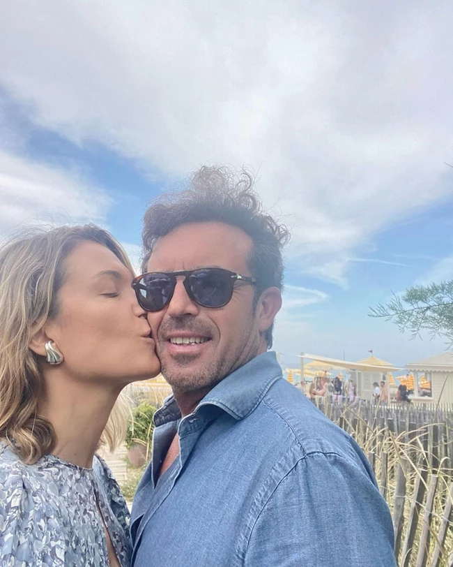 Η Βίκυ Καγιά φιλάει τον σύζυγό της και το Instagram "λιώνει" | Η ρομαντική φωτογραφία από την απόδρασή τους στο Saint -Tropez