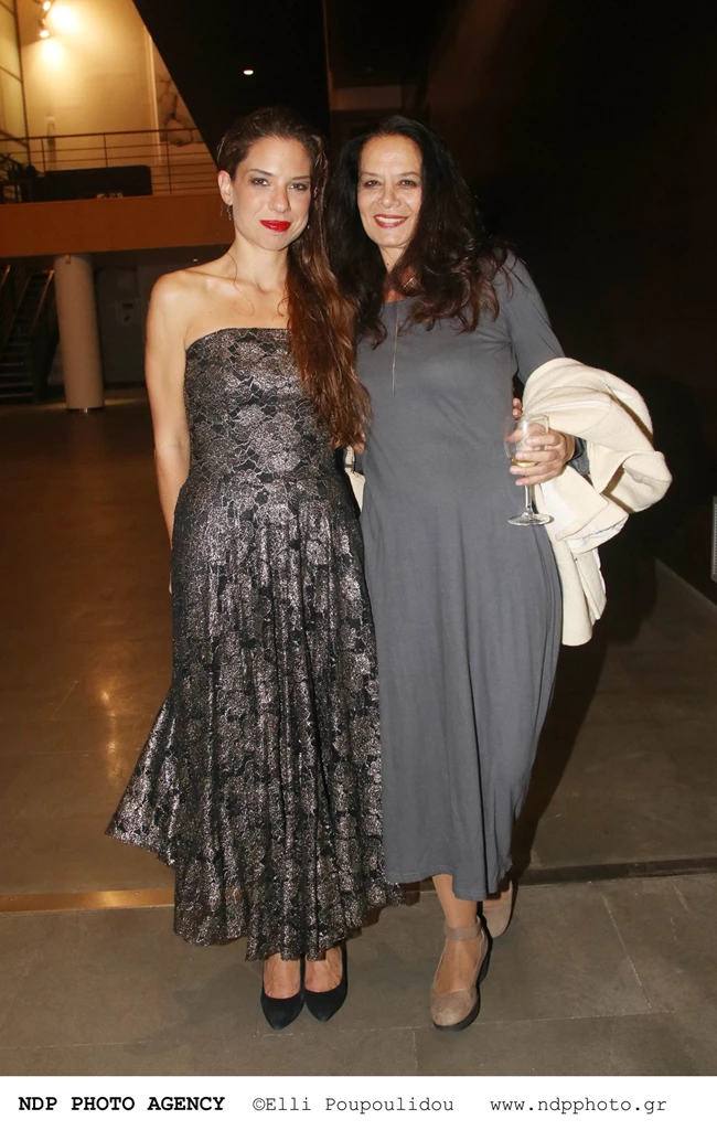 Η Ηλιάνα Μαυρομάτη μαζί με τη μητέρα της, Λίλα Καφαντάρη, στην επίσημη πρεμιέρα της θεατρικής της παράστασης