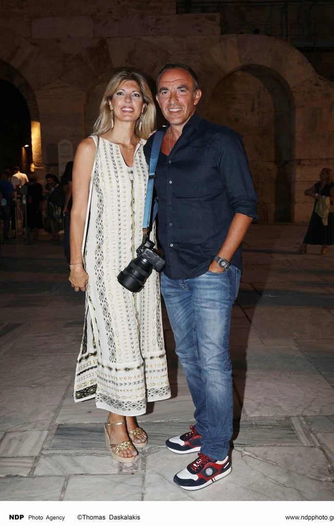 O Νίκος Αλιάγας με τη σύζυγό του Τίνα Γρηγορίου στο Ηρώδειο | Η stylish εμφάνισή της