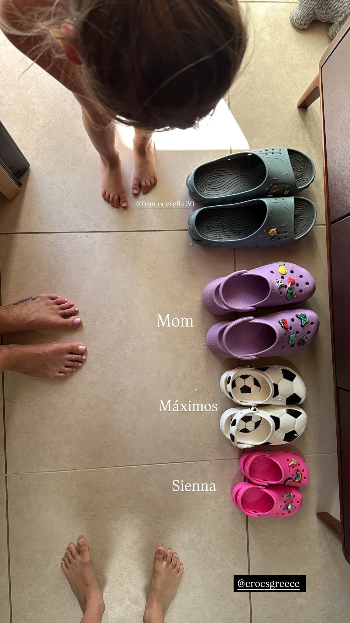 Αθηνά Οικονομάκου | Για μπάνιο με τον Μπρούνο Τσερέλα και τα παιδιά της στην Αθηναϊκή Ριβιέρα