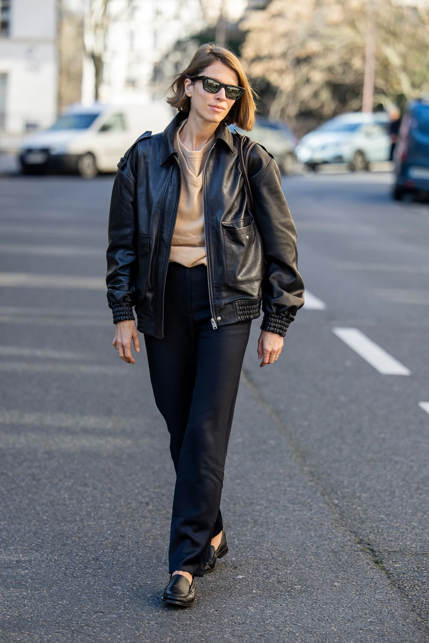 Μαύρο δερμάτινο τζάκετ με μαύρο παντελόνι