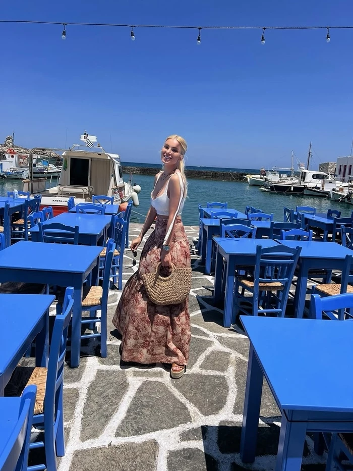 Η Κατερίνα Καινούργιου με τσάντα από την Pink Woman