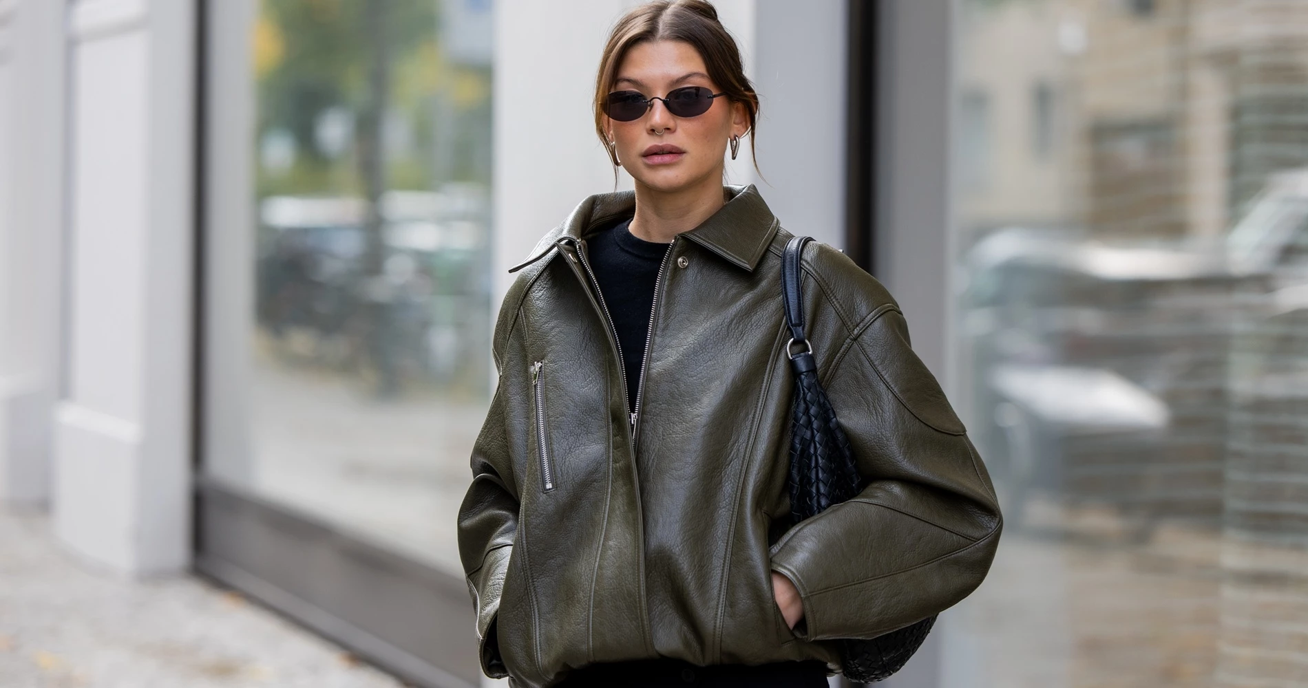 Κρυώνεις πολύ; Το καφέ oversize μπουφάν από τη Stradivarius που θα σε κρατάει πάντα ζεστή