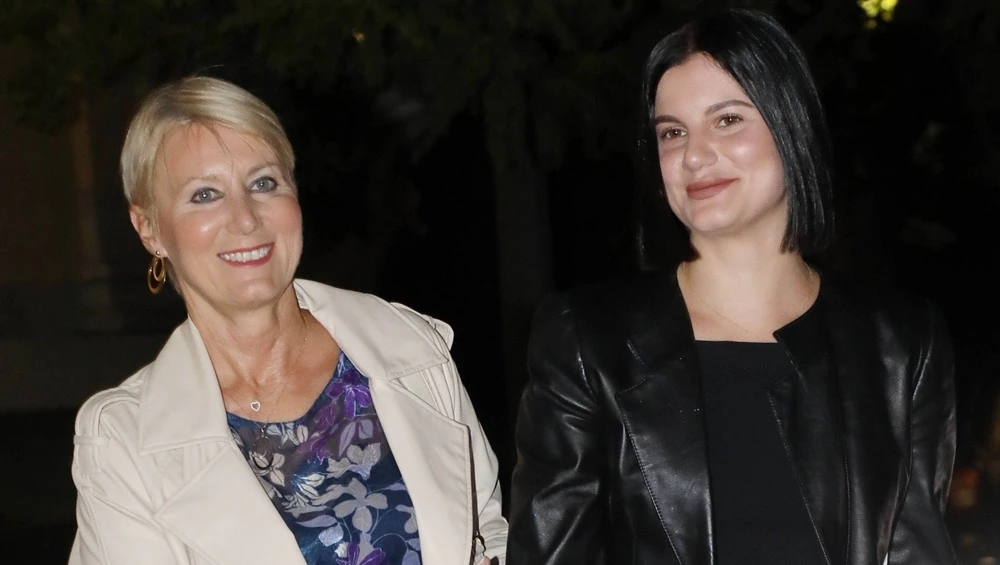 Η Αλίκη Καραμανλή στο πλευρό της μητέρας της, Νατάσας Παζαΐτη | Με κοτλέ πράσινο παντελόνι