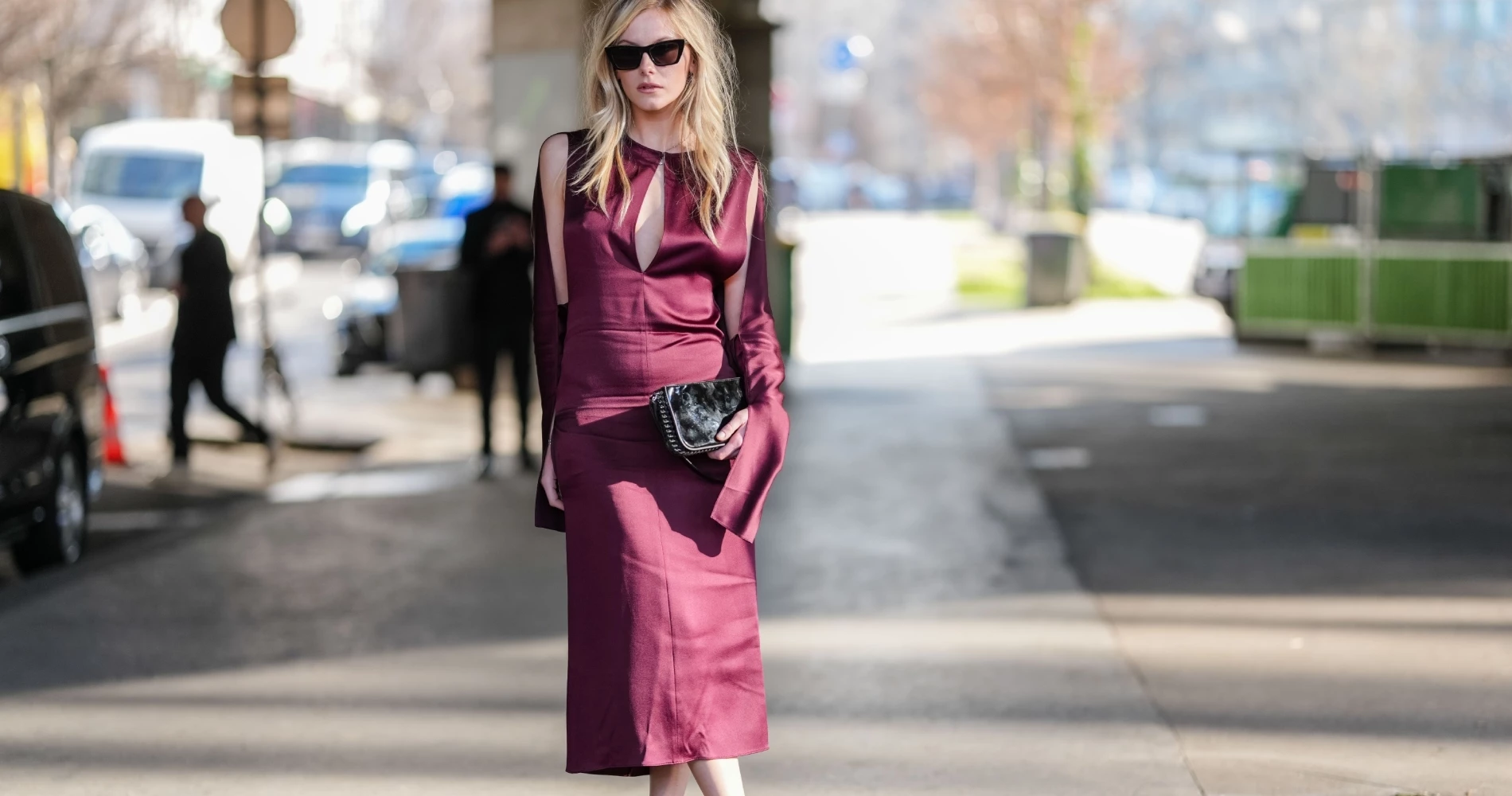 Red like wine | Αυτό το λινό φόρεμα στο χρώμα του κρασιού είναι η απόλυτη πρόταση για τους γάμους και της βαπτίσεις του καλοκαιριού