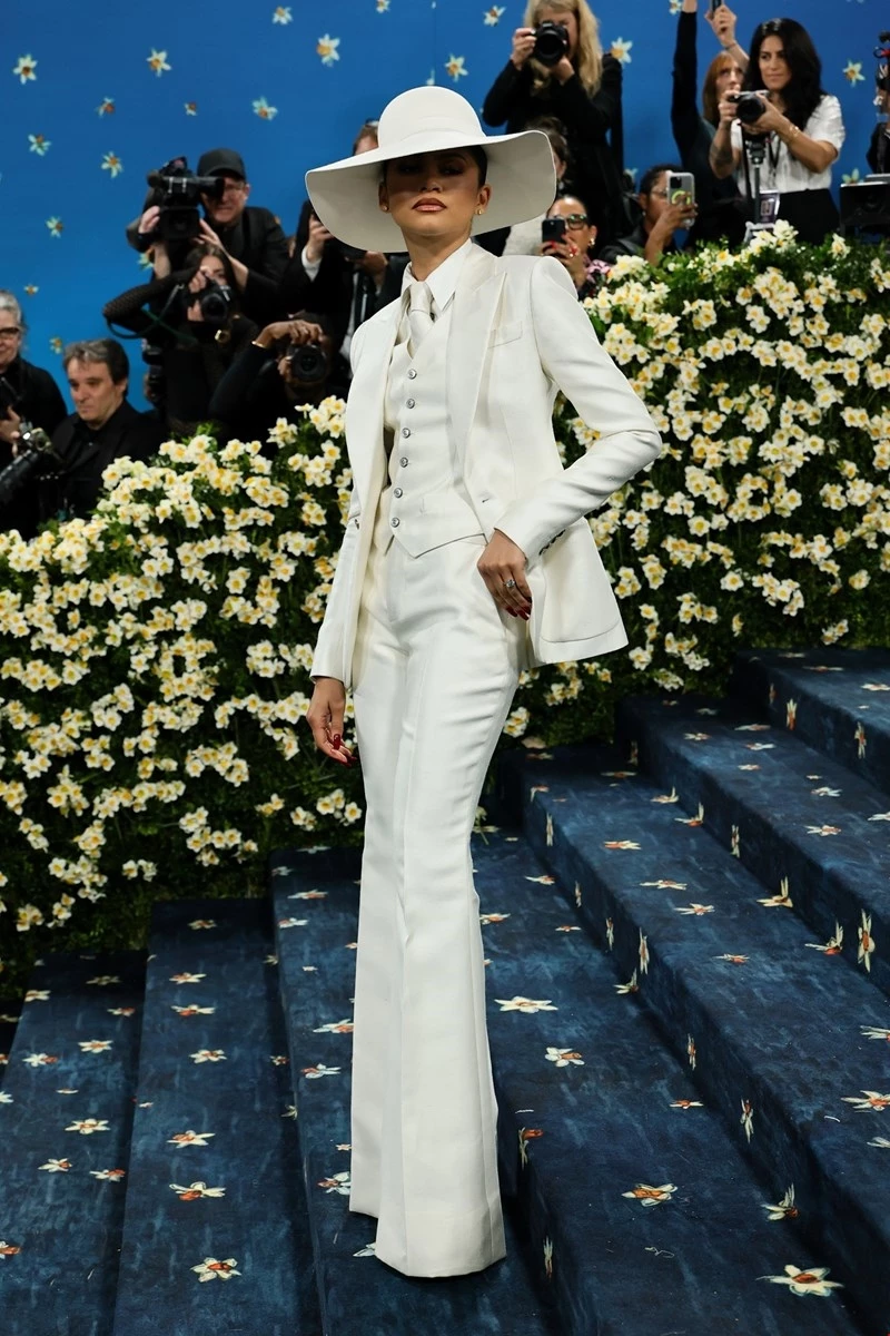 Met Gala 2025 | Η Zendaya εμπνεύστηκε από το νυφικό look της Bianca Jagger στα '70s