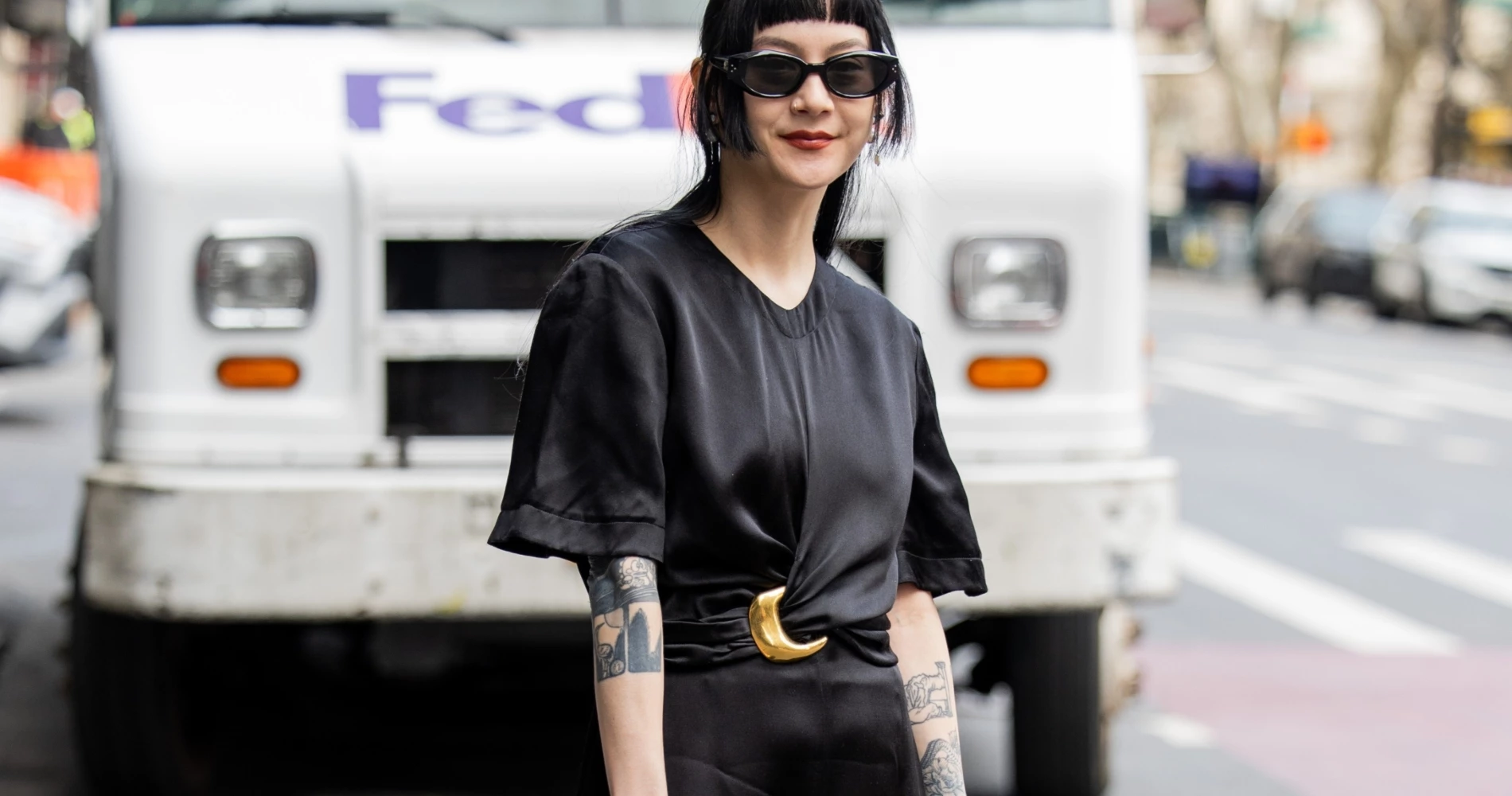 Αυτό το μαύρο midi και σατινέ φόρεμα κοστίζει 29,95 ευρώ και θα γίνει το αγαπημένο σου staple για επίσημες εμφανίσεις