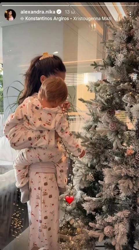 Αλεξάνδρα Νίκα και Βασίλης Αργυρός στολίζουν το δέντρο