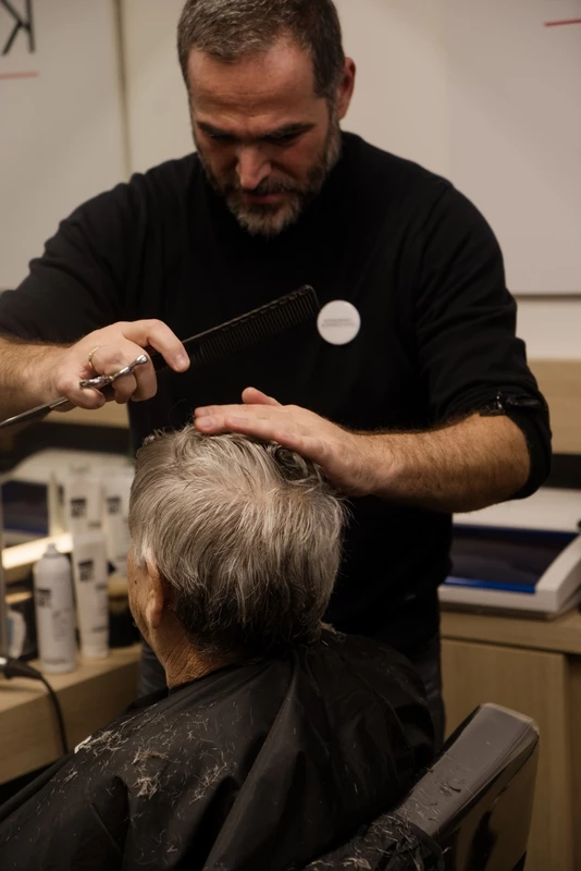 Όταν η ομορφιά γίνεται πράξη φροντίδας | Το Κοινωνικό Κομμωτήριο της Αθήνας γιόρτασε τον εθελοντισμό