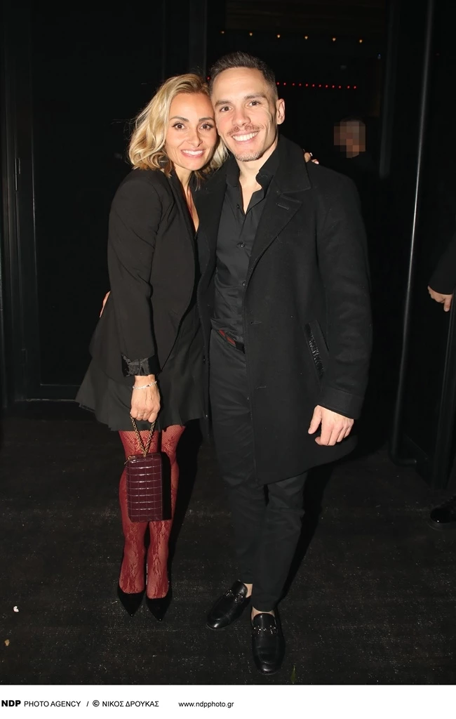 Η Βασιλική Μιλλούση με κόκκινο καλσόν