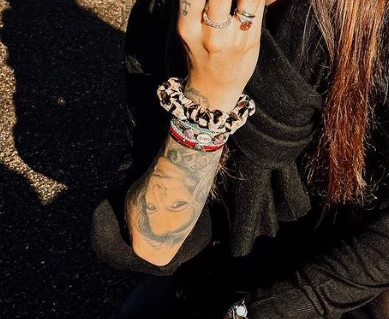 Εριέττα Κούρκουλου | Η εγκυμονούσα μάς δείχνει το τατουάζ με το πρόσωπο της μητέρας της, Μαριάννας Λάτση (pic)