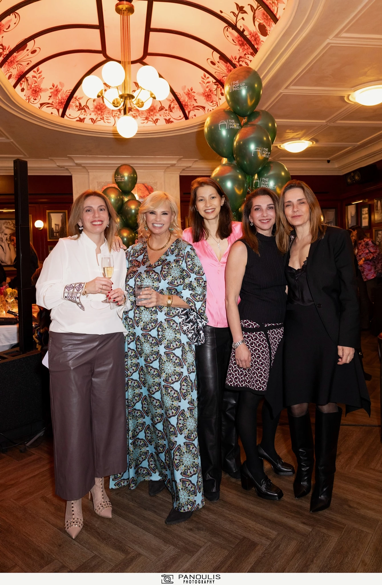 Νινέττα Πατέρα | Σπάνια κοσμική εμφάνιση με μαύρο σύνολο