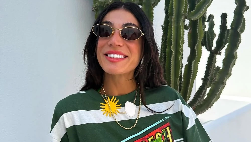 Η Ήβη Αδάμου με τα flat παπούτσια που ταιριάζουν με κάθε φθινοπωρινό look