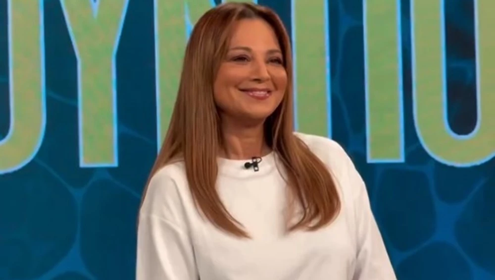 Η Νάνσυ Ζαμπέτογλου με την εκρού ολόσωμη φόρμα που θα φοράς από το πρωί μέχρι το βράδυ