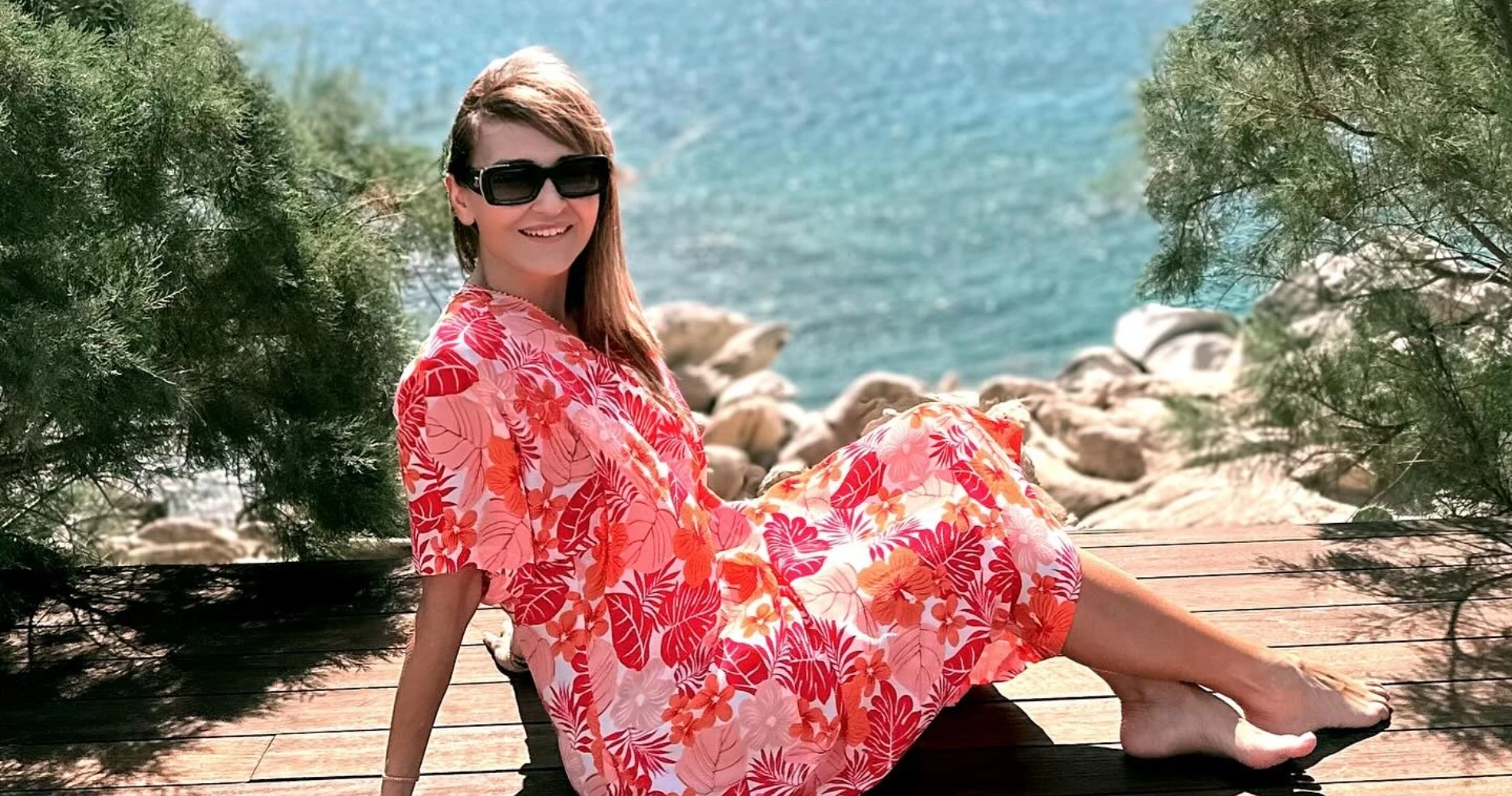 Μάρα Ζαχαρέα | Φωτογραφίζεται στην ακροθαλασσιά με λευκό δαντελένιο φόρεμα