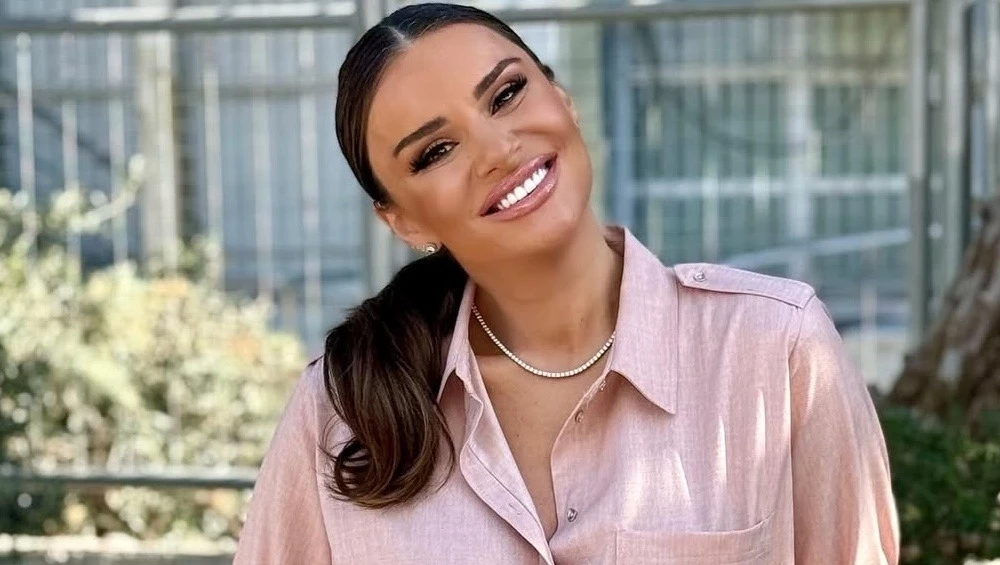 Ελένη Τσολάκη | Το mocha mousse φόρεμά της από τη Massimo Dutti είναι το πιο chic staple του φετινού καλοκαιριού