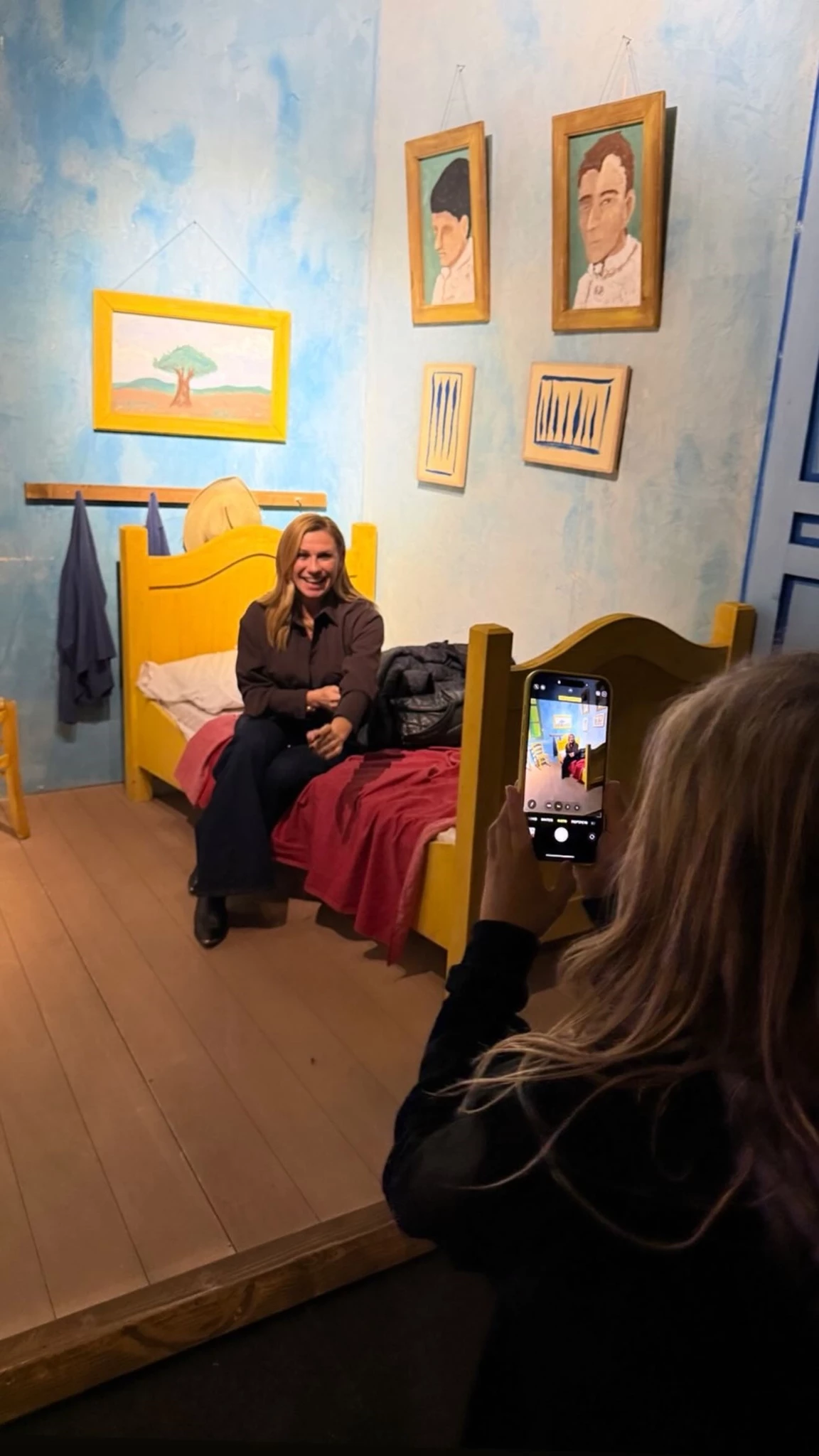 Ο Αρίωνας Κατσούλης φωτογραφίζει τη μαμά του στην κάμαρα του Van Gogh