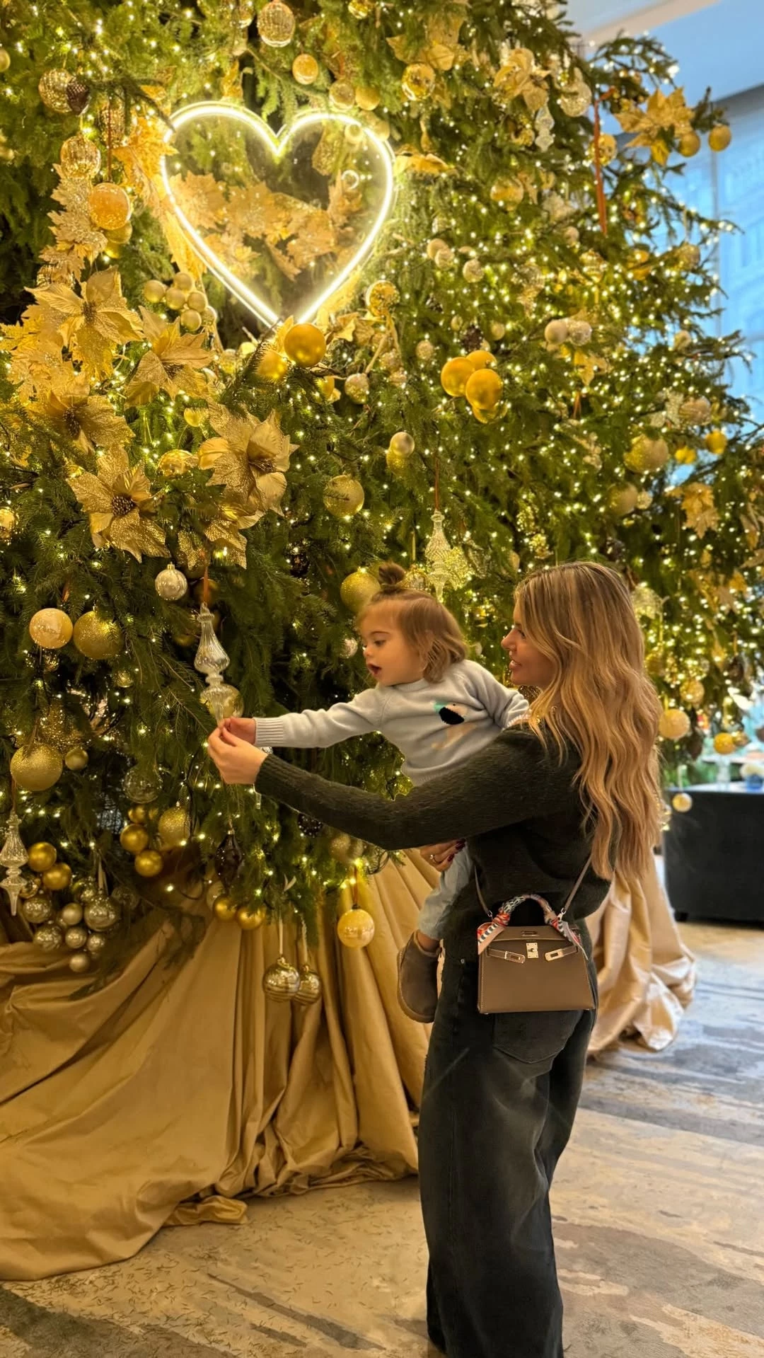 Η Μαρία Δαρσινού με τον γιο της στο Λονδίνο