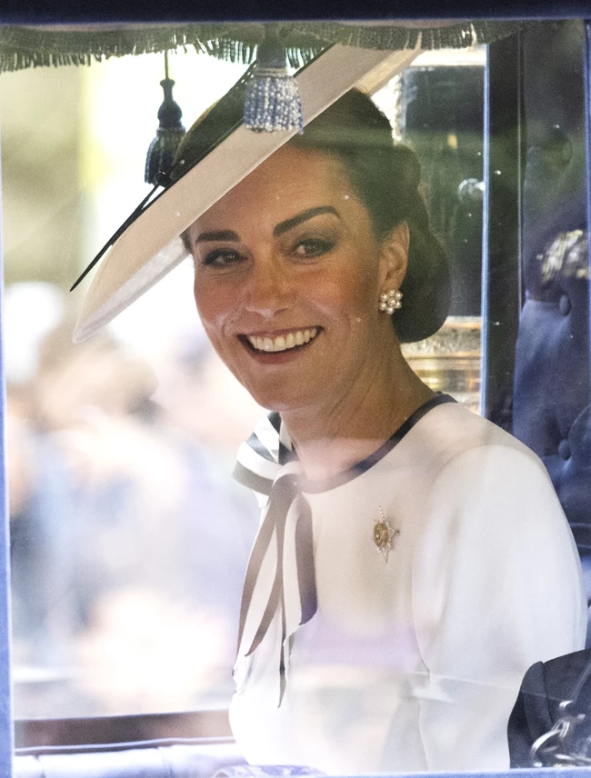 Αψεγάδιαστη η Kate στην πρώτη της δημόσια εμφάνιση - Ο συμβολισμός των κοσμημάτων της