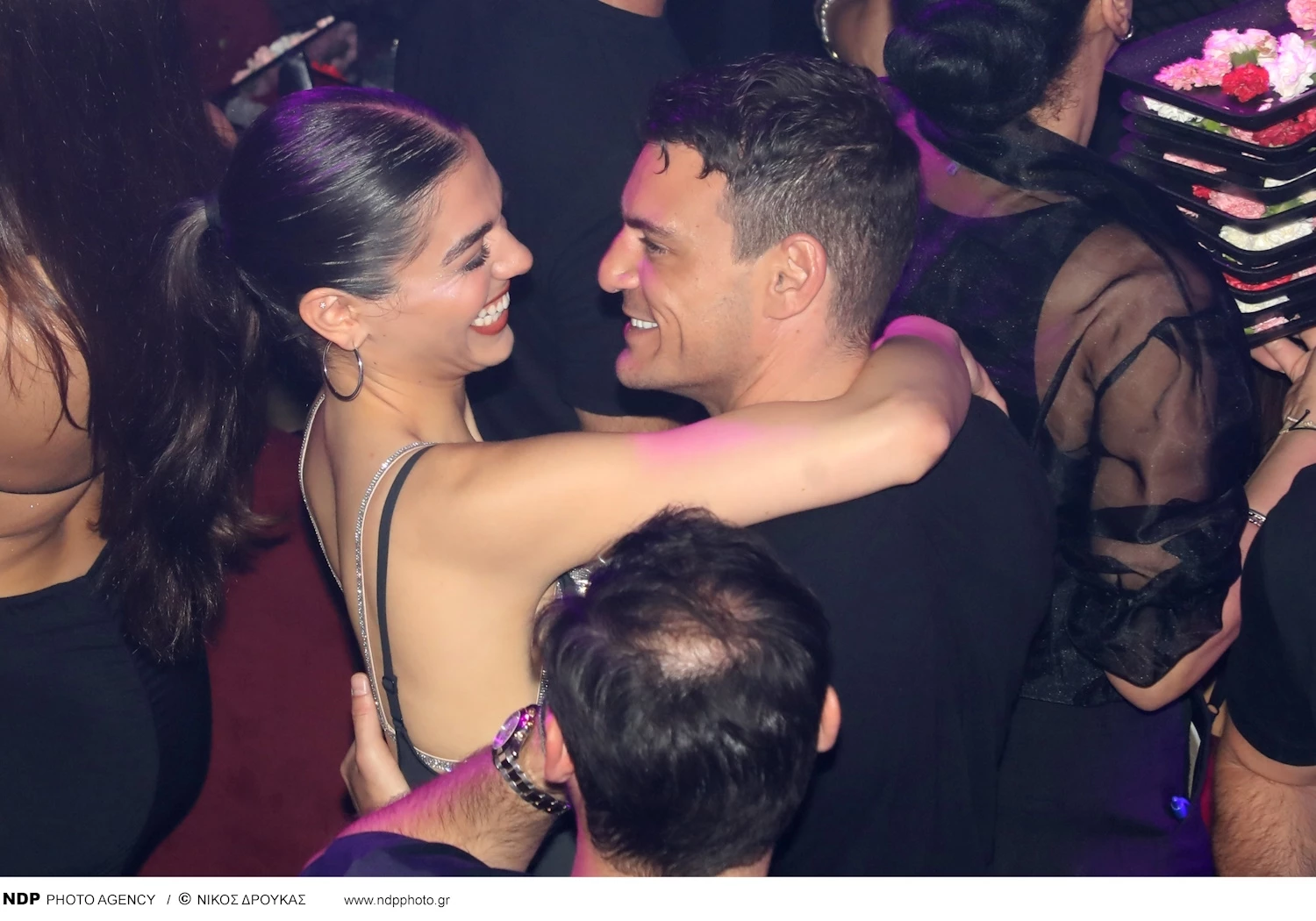 Με κοντό λευκό σορτσάκι και ψηλοτάκουνες γόβες η Μελίνα Νικολαΐδη | Οι αγκαλιές με τον Δημήτρη Φιντιρίκο σε έξοδό τους