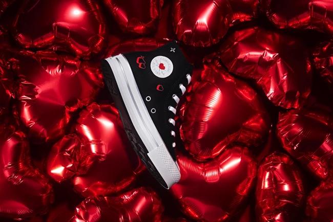 Valentine's Day | Η Converse γιορτάζει την ημέρα των ερωτευμένων με ένα deep dive στις τάσεις των ’00 και Y2K