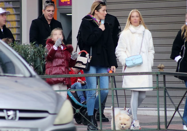 Η Μαριέττα Χρουσαλά και ο Λέων Πατίτσας με τα παιδιά τους | Η οικογενειακή βόλτα στο κέντρο της Αθήνας