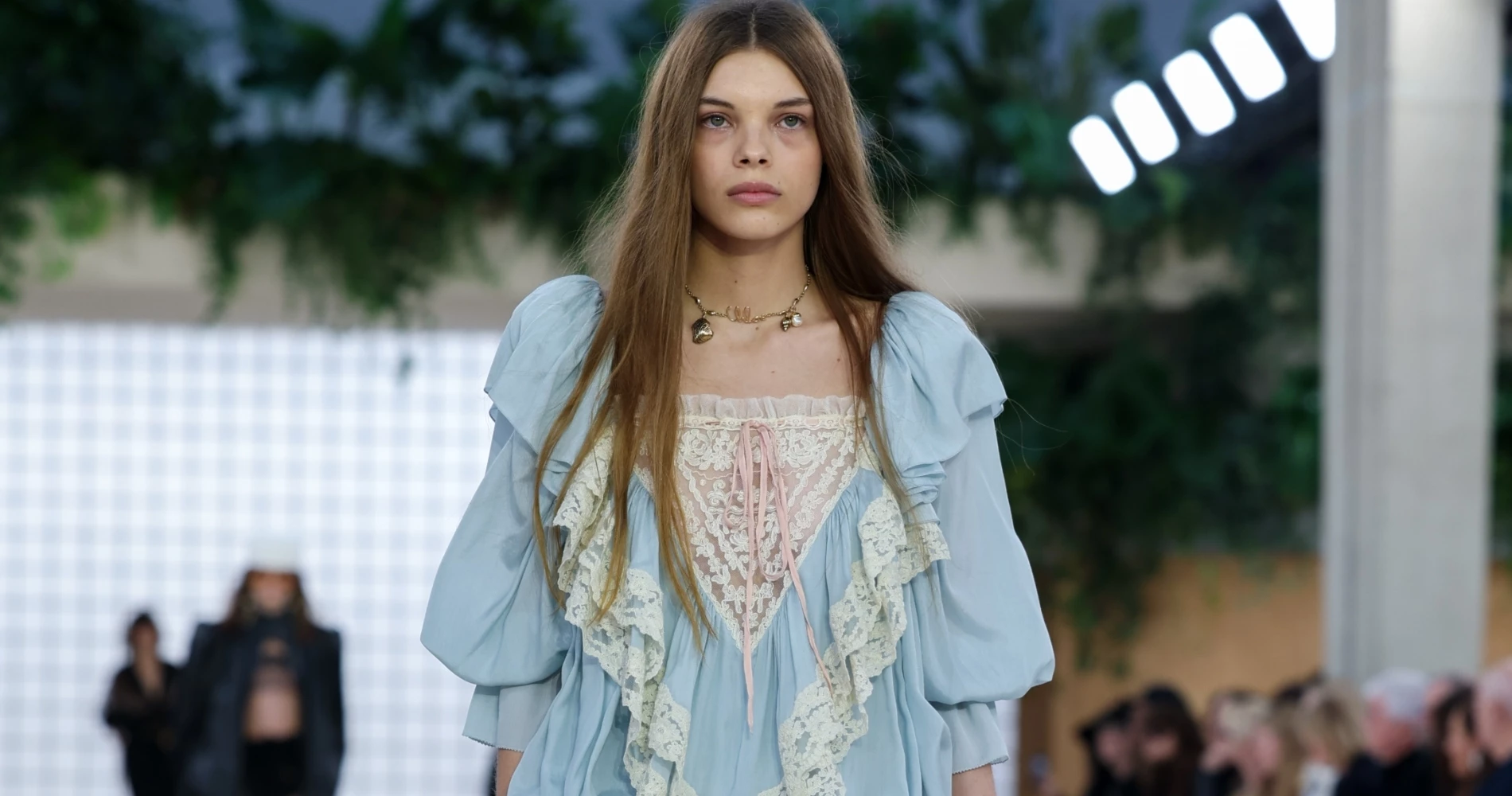 Αυτά τα δερμάτινα πέδιλα με ξεκούραστη πλατφόρμα κοστίζουν 35.99 € και θα γίνουν τα αγαπημένα σου