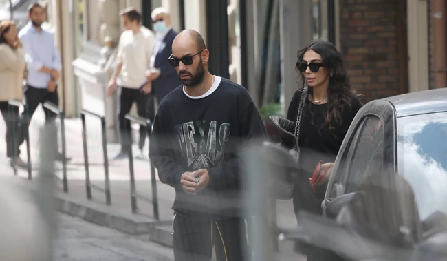 Ολυμπία Χοψονίδου | Με total black look στο κέντρο της Αθήνας με τον Βασίλη Σπανούλη