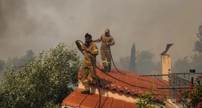 Η τελευταία ενημέρωση της Πυροσβεστικής για τα πύρινα μέτωπα σε Δυτική Αττική, Λουτράκι και Ρόδο