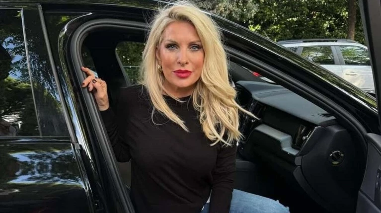 Η Ελένη Μενεγάκη υιοθετεί το απόλυτο chic nail trend που βλέπουμε παντού