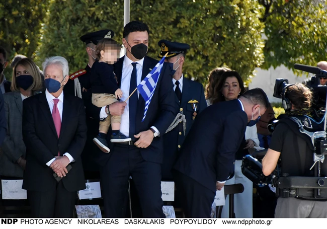 Τζένη Μπαλατσινού - Βασίλης Κικίλιας | Στην στρατιωτική παρέλαση με τον ενός έτους γιο τους (pics)