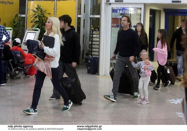 Ελένη Μενεγάκη & Μάκης Παντζόπουλος με ασορτί sneakers στο αεροδρόμιο
