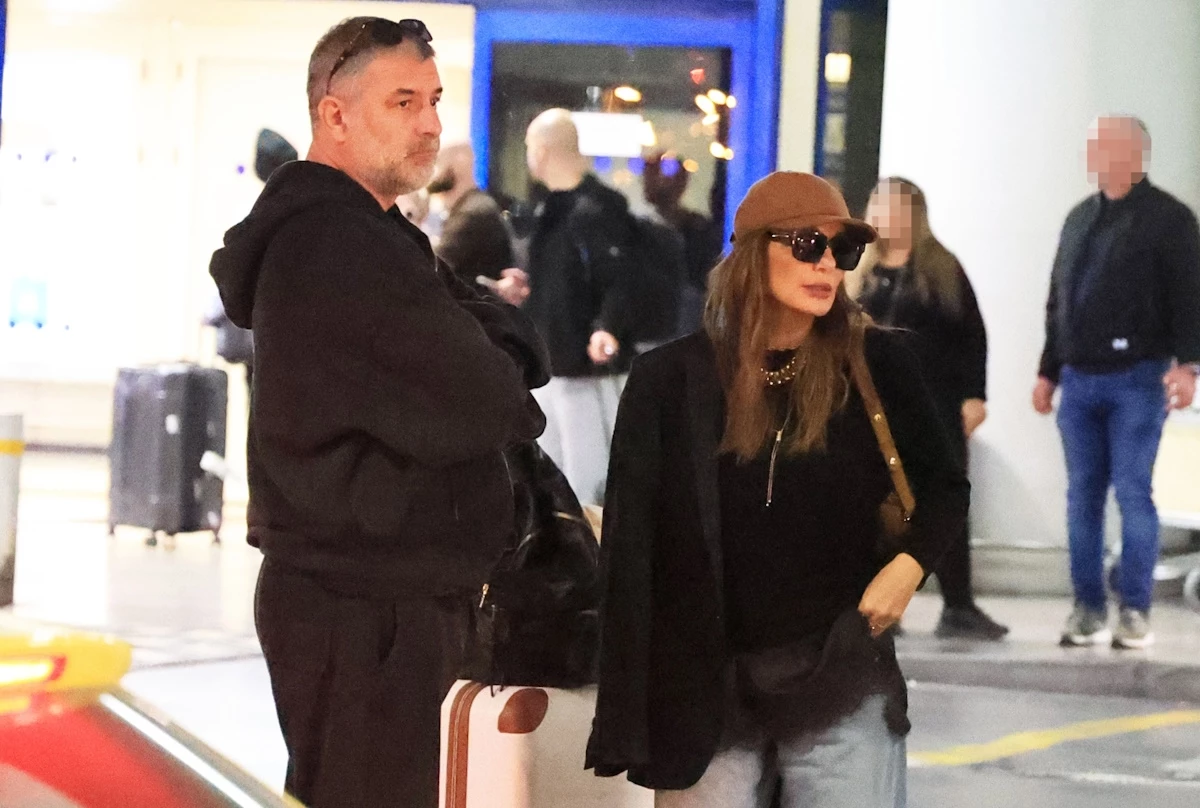 Δέσποινα Βανδή | Με εκδρομικό look στο αεροδρόμιο μετά το ταξίδι στη Ρώμη με τον Βασίλη Μπισμπίκη