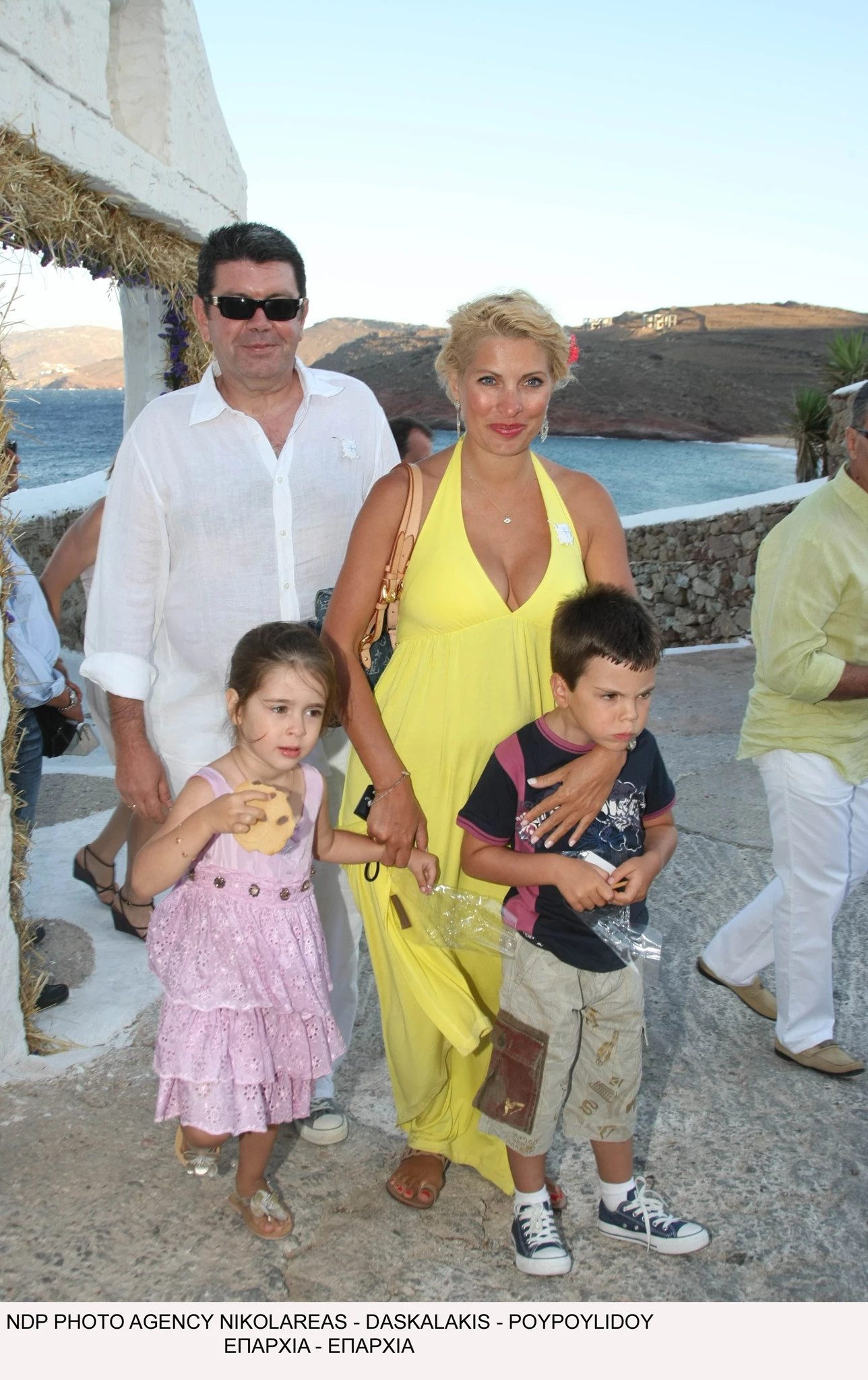 Ελένη Μενεγάκη | Με iconic κίτρινο φόρεμα στη βάφτιση του Μάξιμου Κωστόπουλου