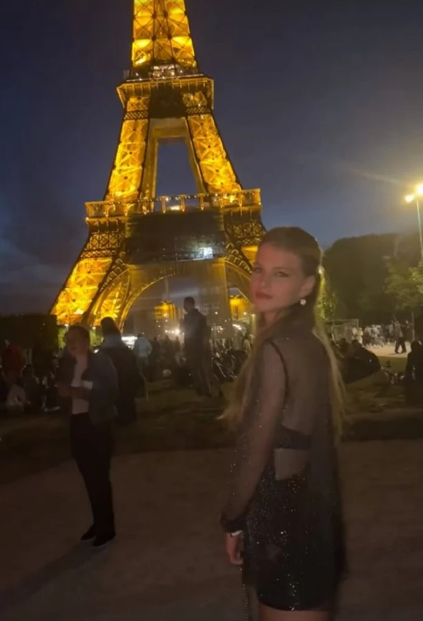 Άννα Μαρία Ίβιτς | Το ταξίδι στο Παρίσι με τη μητέρα της και η σέξι εμφάνιση με total black σύνολο