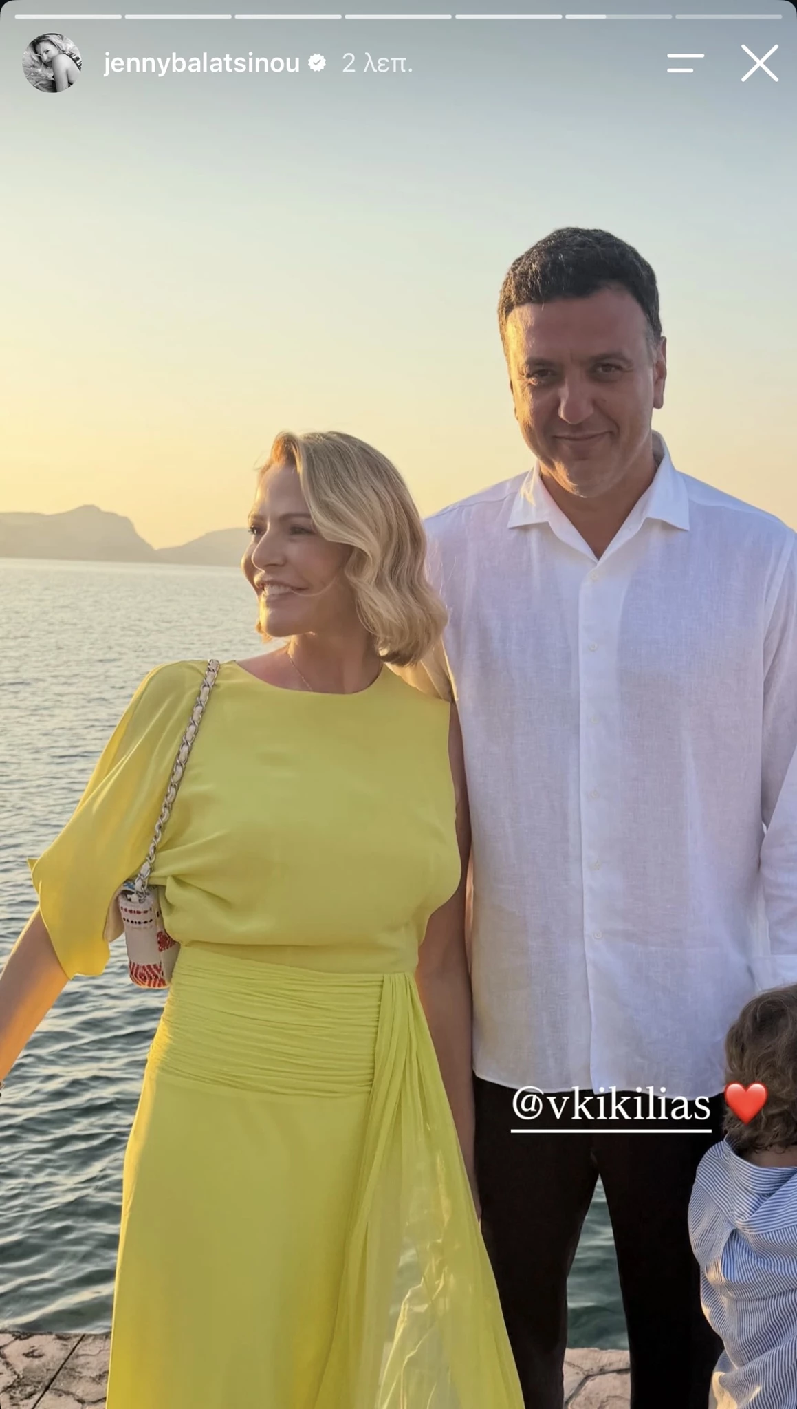 Ο Βασίλης Κικίλιας αγκαλιά με τη Τζένη Μπαλατσινού και τον γιο τους, Παναγιώτη Αντώνιο στο γαμήλιο γλέντι της Αμαλίας Κωστοπούλου